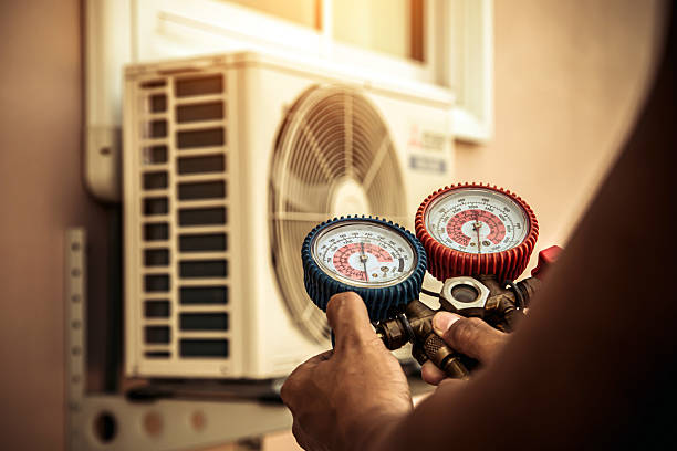 Professional Hvac technician working in Opa-locka, FL